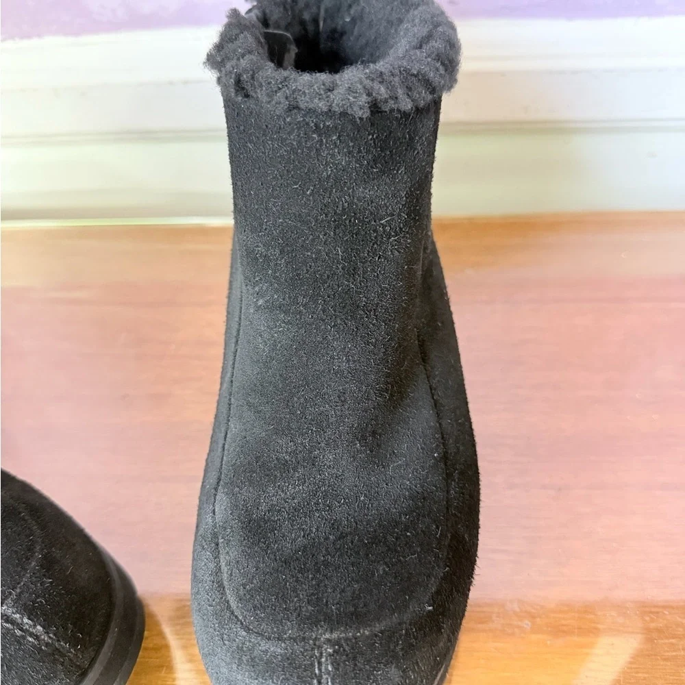 UGG SZ 37 Black Suede Sherpa Boots w Side Zip and platform heel.